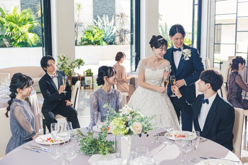 三島の結婚式場ラグシエナの披露宴で、新郎新婦がゲストと乾杯を交わすパーティーシーン。