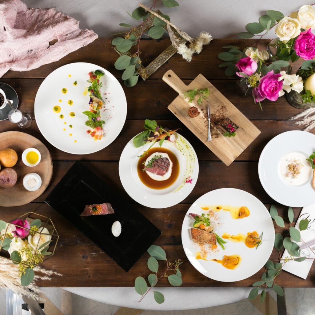 ラグシエナのブライダルフェアで提供される婚礼料理の試食会。彩り豊かなコース料理が並ぶテーブルコーディネート。