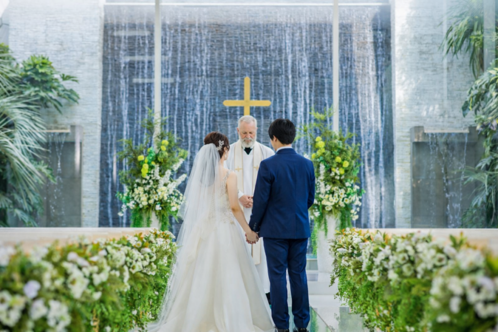 三島・沼津・富士エリアの結婚式場ラグシエナ。牧師先生が見守るガラス張りチャペルでの挙式シーン。