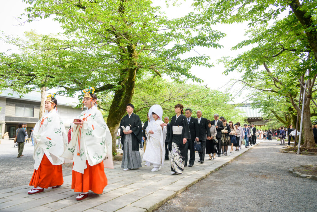三嶋大社の参進の儀で本殿へ向かう新郎新婦と家族。家族婚・少人数婚の結婚式で人気の神前式の行列シーン。