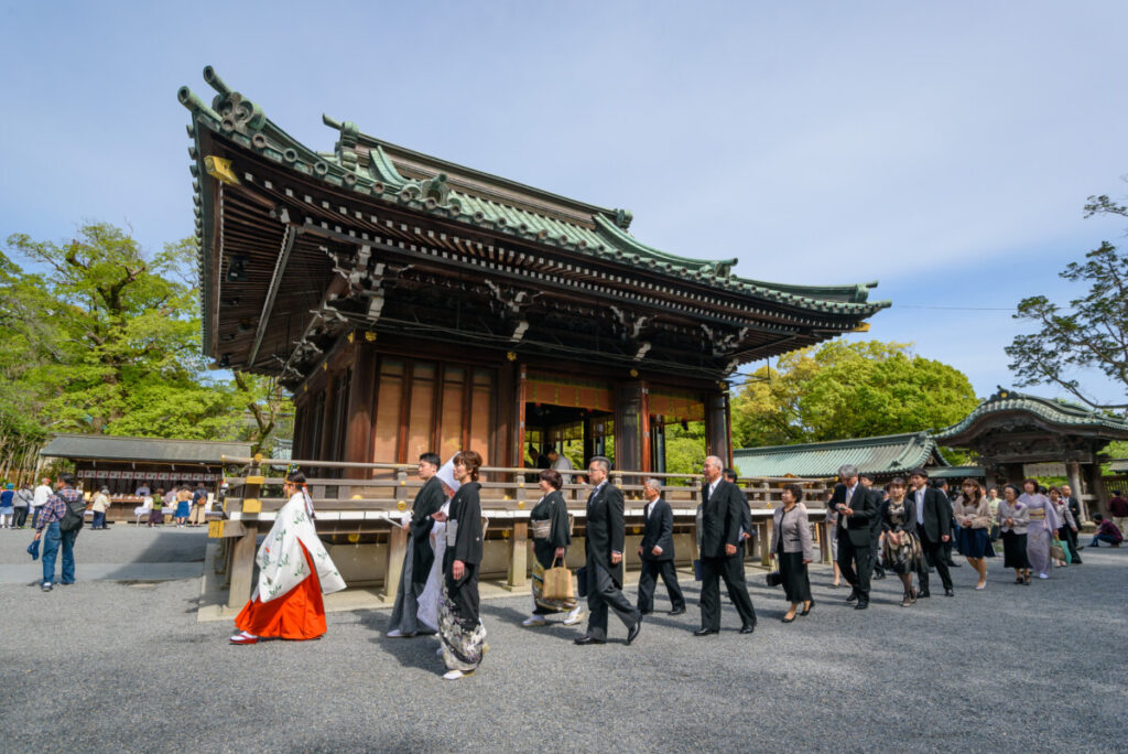 三嶋大社の参進の儀で本殿へ向かう新郎新婦と家族。少人数婚・家族婚の結婚式ならではの落ち着いた雰囲気が伝わる神前式の行列シーン。