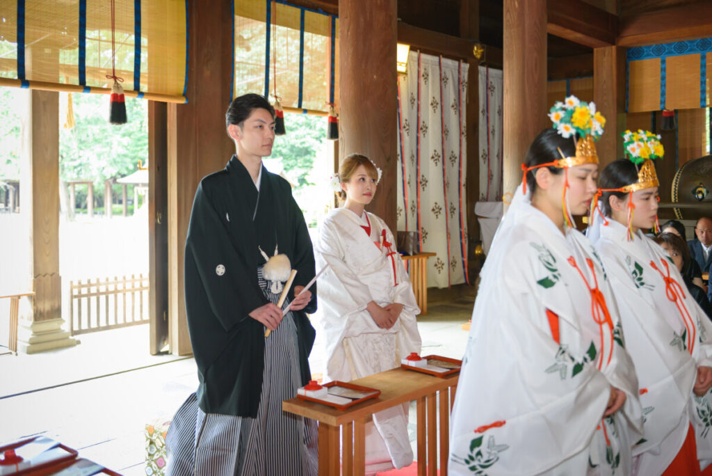 三嶋大社の拝殿で執り行われる神前式の様子。巫女に見守られながら新郎新婦が儀式を進める、家族婚・少人数婚の結婚式で人気の厳かなシーン。