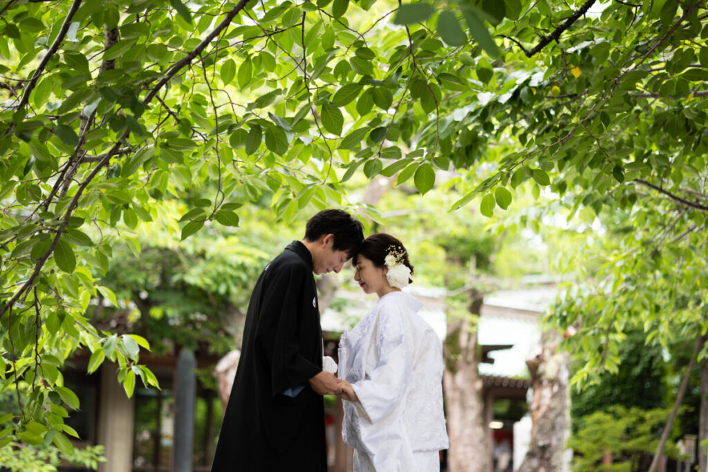 三嶋大社の緑道で寄り添う和装の新郎新婦。三嶋大社での結婚式や披露宴に人気のロケーションフォト。