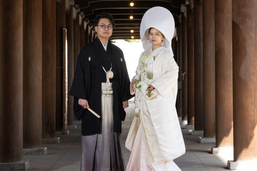 三嶋大社の回廊で並ぶ和装の新郎新婦。三嶋大社での結婚式や披露宴に人気の和装フォトスポット。