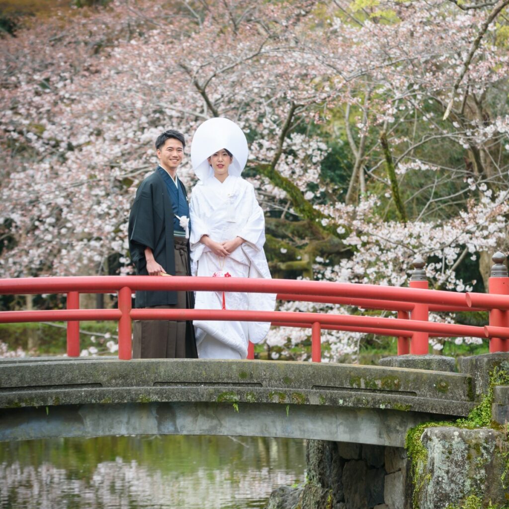 三嶋大社の太鼓橋で撮影された新郎新婦の和婚ショット