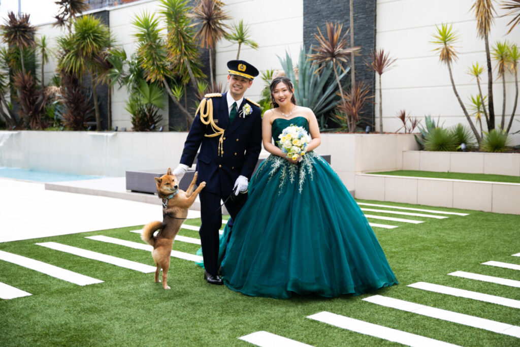 三島の結婚式場ラグシエナで行われたペットウェディング。フォーマル衣装の新郎新婦と、リングドッグとして参加する愛犬がガーデンで並ぶ様子。