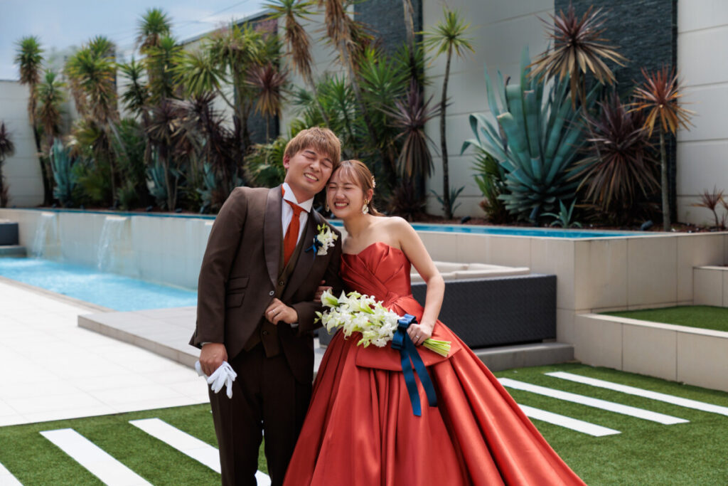 三嶋大社での結婚式後、ラグシエナのプールサイドで撮影する新郎新婦。披露宴前の思い出カット。
