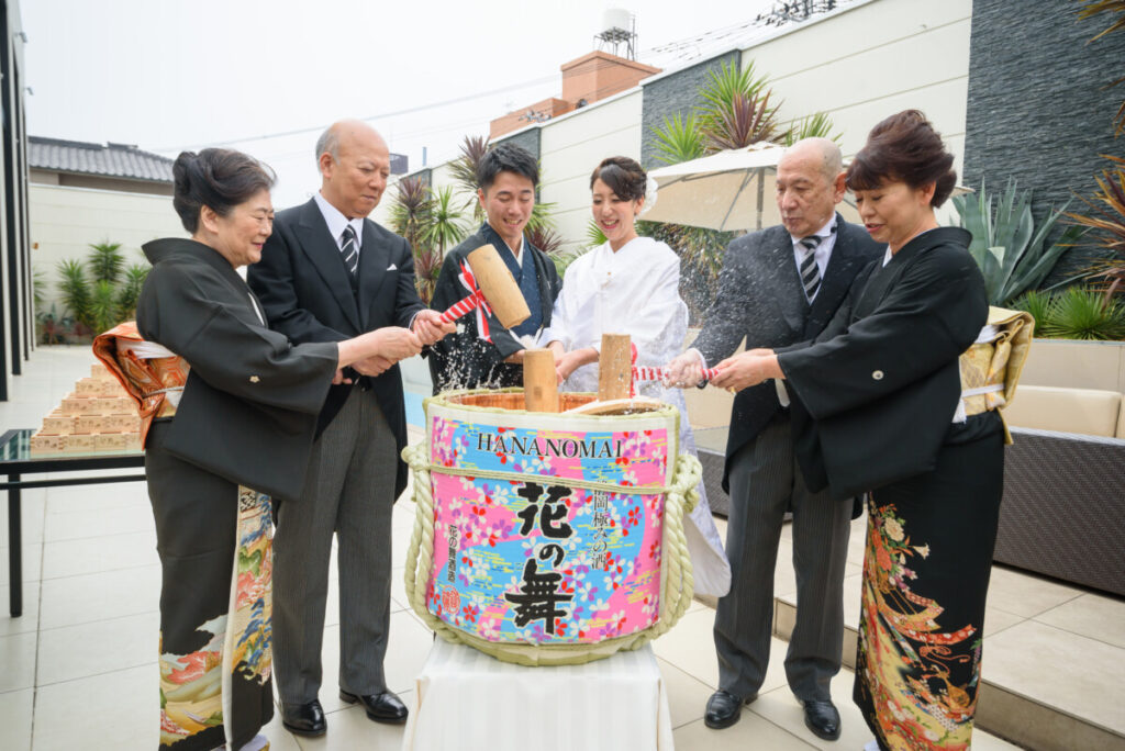 三嶋大社での神前式後、ラグシエナで行われた鏡開きの様子。新郎新婦と家族が笑顔で祝宴の幕開けを祝う。