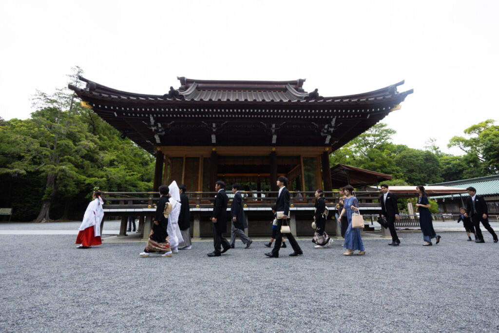 三嶋大社で執り行われる神前式の参進の儀。三島・沼津・富士エリアで叶える和婚の一場面。