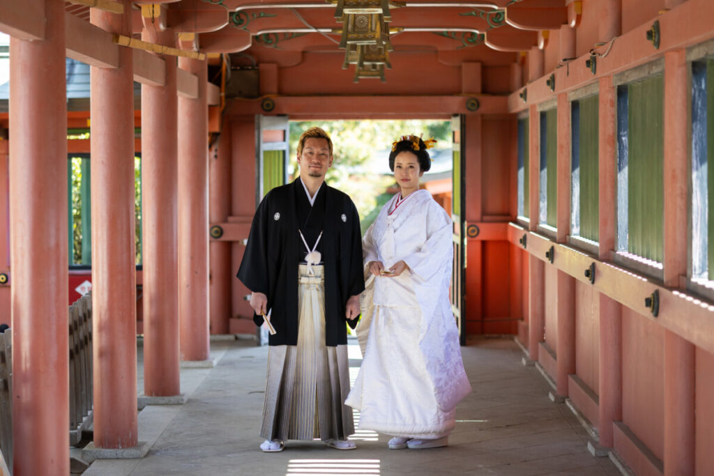 浅間大社の回廊で和装の新郎新婦が並ぶロケーションフォト