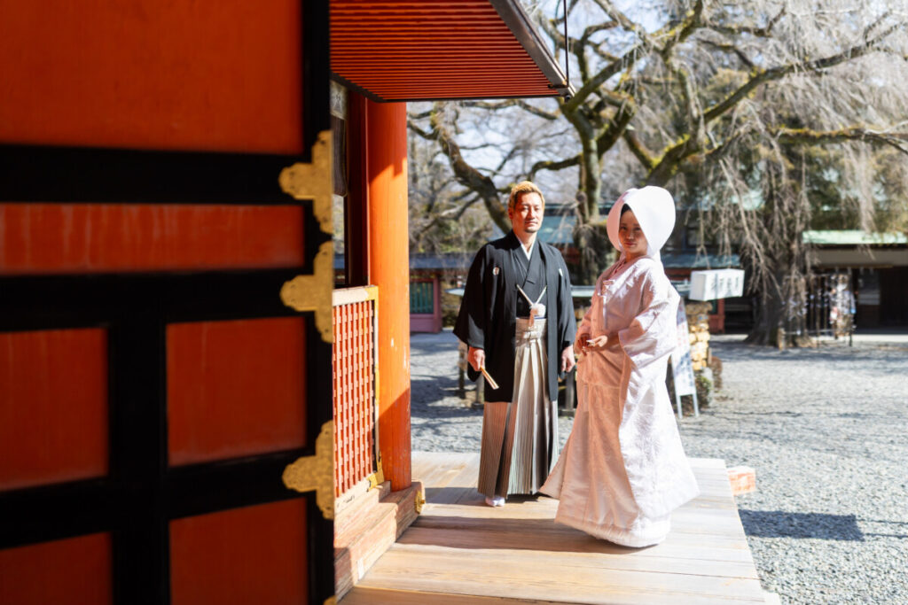 浅間大社の拝殿前で和装の新郎新婦が並ぶロケーションフォト