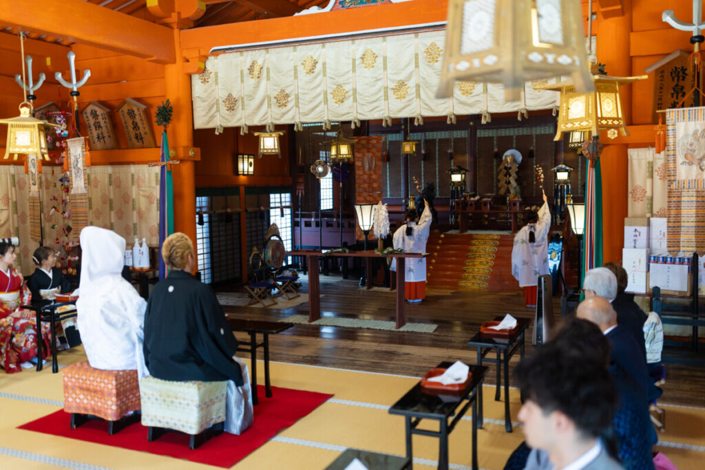 浅間大社の神前式で巫女が舞を奉納する浦安の舞の儀式