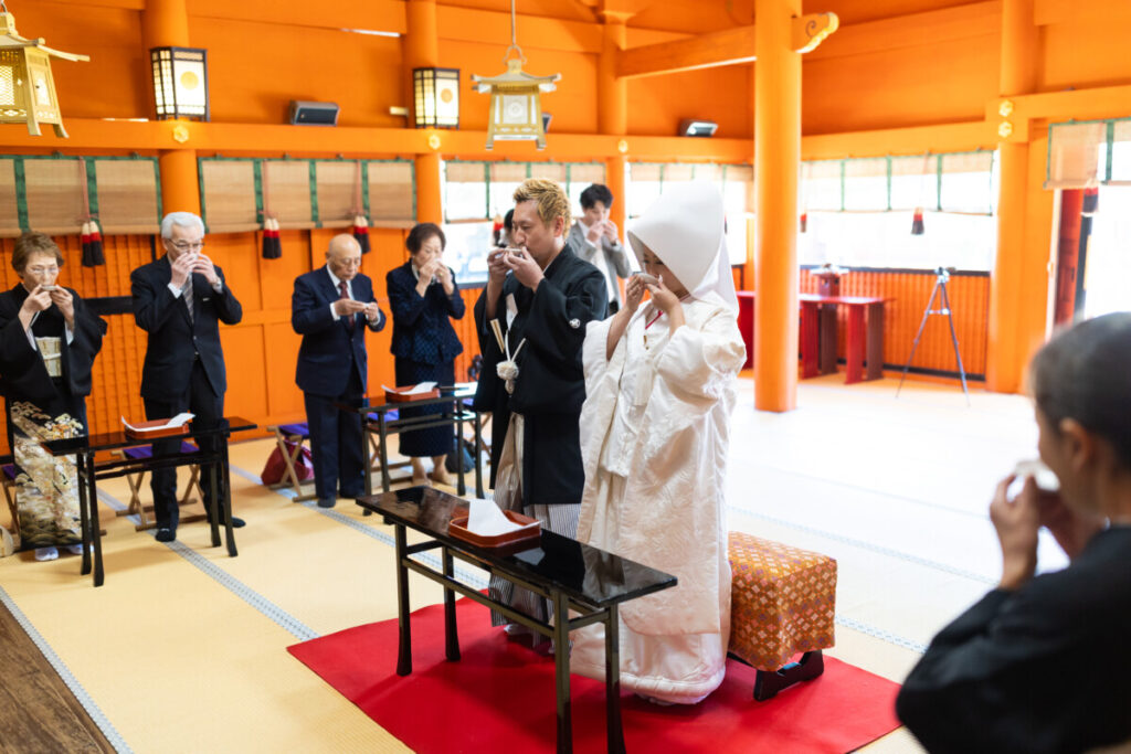 浅間大社の神前式で新郎新婦と親族が盃を交わす親族固めの盃の儀式