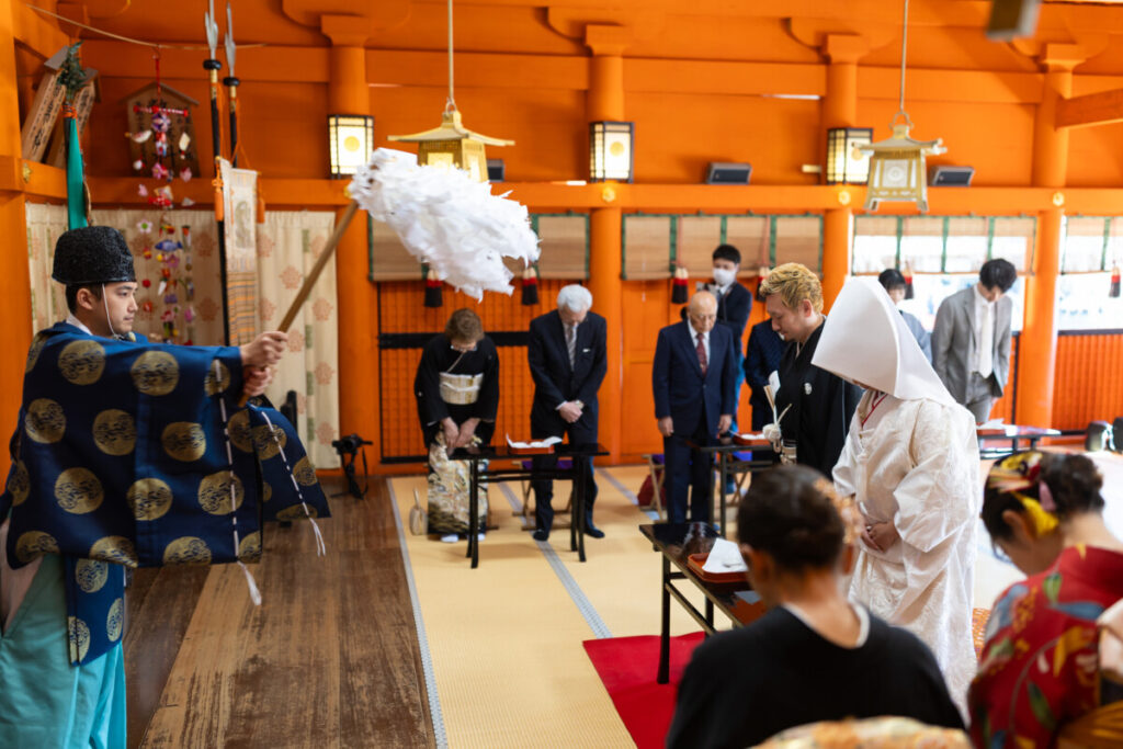 浅間大社の神前式で神職が大幣を振り新郎新婦を祓い清める修祓の儀式