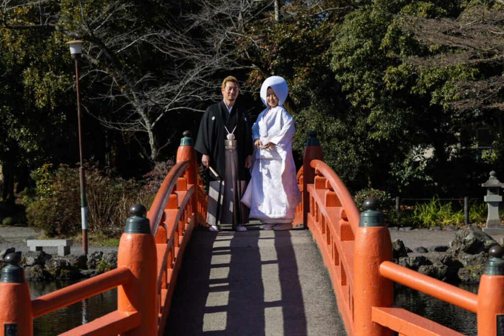 浅間大社の朱色の橋で和装の新郎新婦が並ぶロケーションフォト