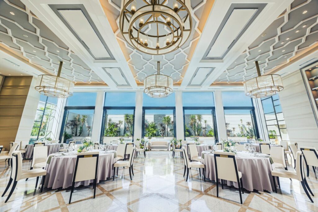 ラグシエナの披露宴会場。大きな窓から自然光が差し込む、上質で開放感あふれる空間。