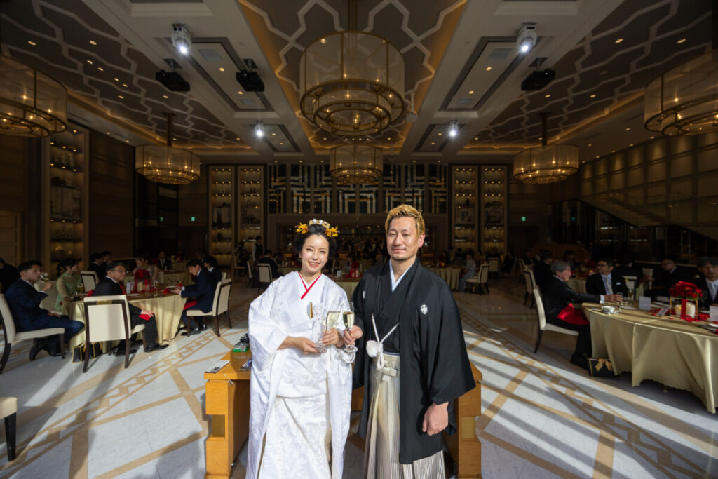 ラグシエナの披露宴で和装の新郎新婦が乾杯するシーン