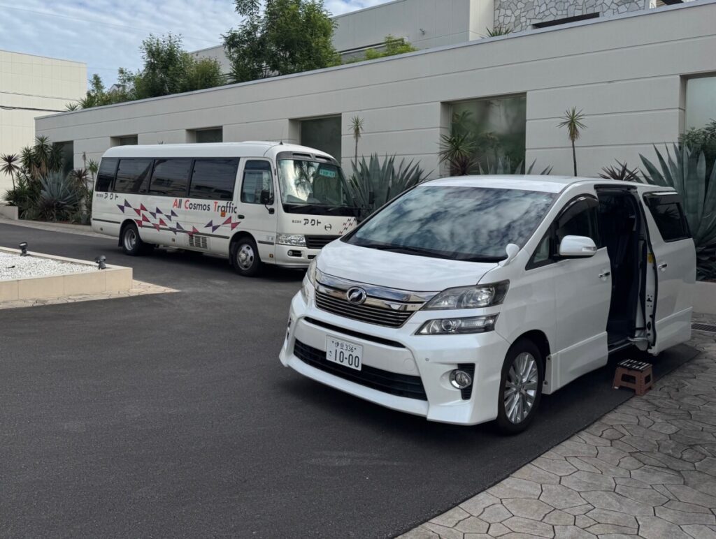 ラグシエナの送迎車とマイクロバスが並ぶ、結婚式当日の安心送迎シーン。