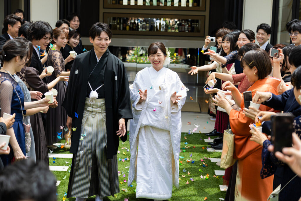 ラグシエナの披露宴で、新郎新婦が折り鶴シャワーの祝福を受けながら退場する感動のシーン。