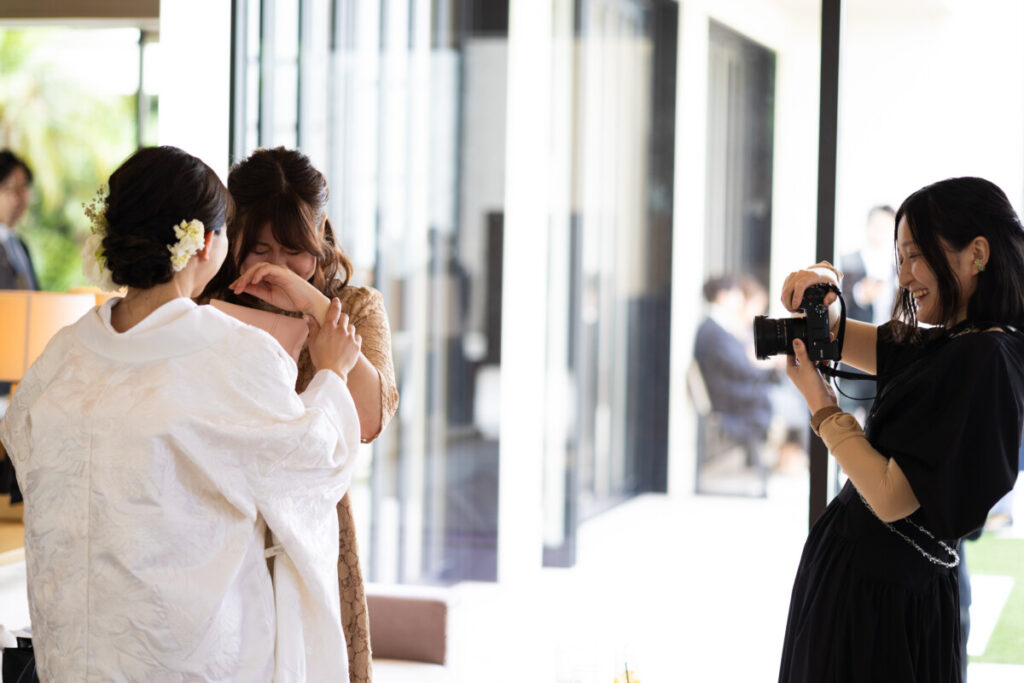 ラグシエナの披露宴で感動の涙を流すゲストと花嫁の心温まる交流シーン。