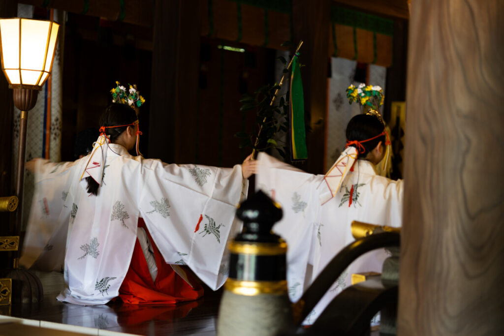 三嶋大社での神前式。巫女が神楽舞を奉納する神聖な儀式の様子。