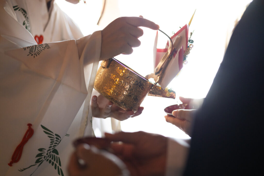 三嶋大社での神前式。新郎新婦が三三九度の儀式で盃を交わす厳かな結婚式の様子。