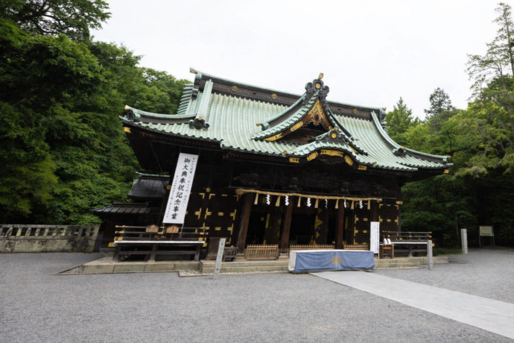 三嶋大社の社殿外観。緑に囲まれた厳かな雰囲気の神社建築。