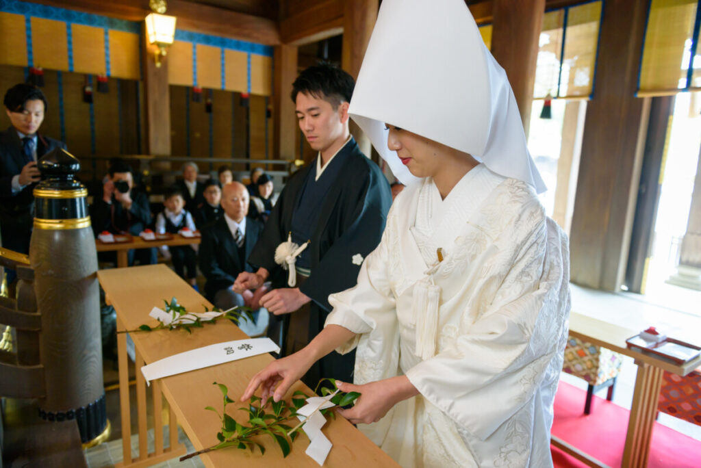 三嶋大社での神前式。新郎新婦が玉串を奉り、神前に誓いを捧げる厳かな儀式の様子。