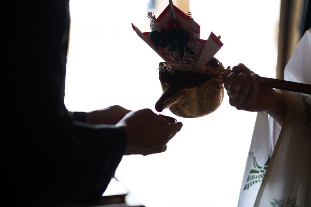 三嶋大社での神前式。金の柄杓で手を清める神聖な儀式の様子。