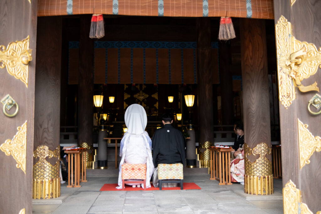 三嶋大社での神前式。新郎新婦が神前に向かい、誓詞を奏上する厳かな儀式の様子。