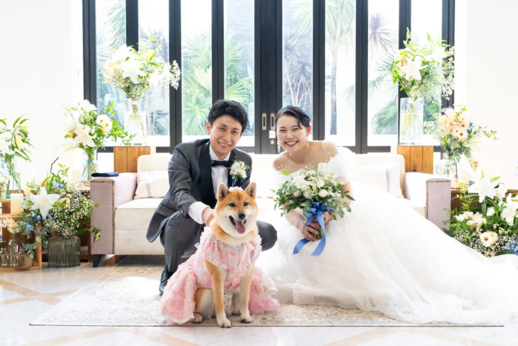 三島・沼津・富士エリアでペットと一緒に結婚式を挙げるカップルとピンクのドレスを着た犬の写真