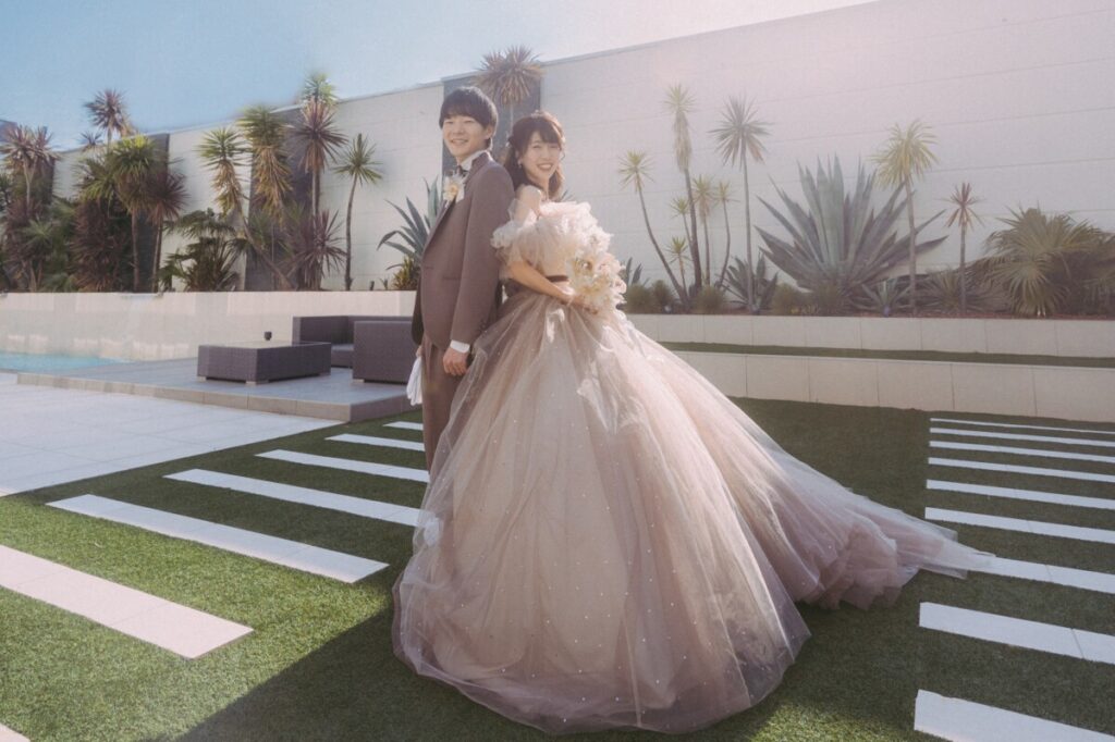 ガーデンで寄り添う新郎新婦の洋装フォトウェディング｜三島・沼津・富士の結婚式場ラグシエナ