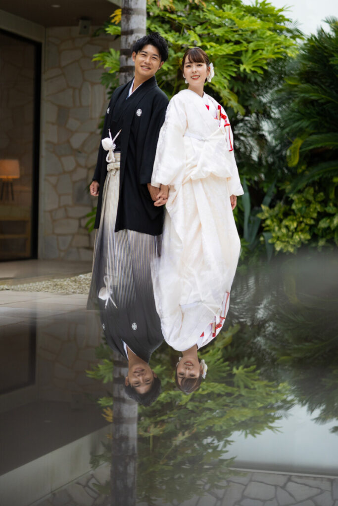 白無垢と紋付袴の新郎新婦がガーデンで佇む和装フォト。三島・沼津・富士エリアの結婚式場ラグシエナでの前撮り写真。