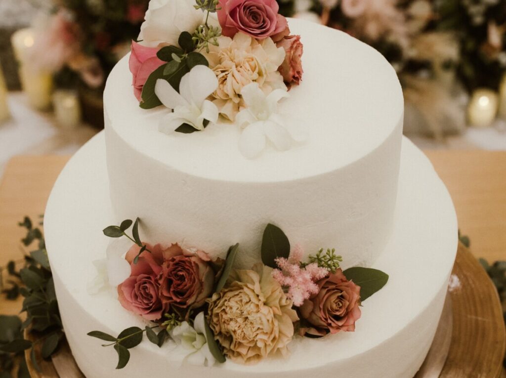 三島の結婚式場ラグシエナのウェディングケーキ。生花で彩られた2段ケーキの上品なデザイン。