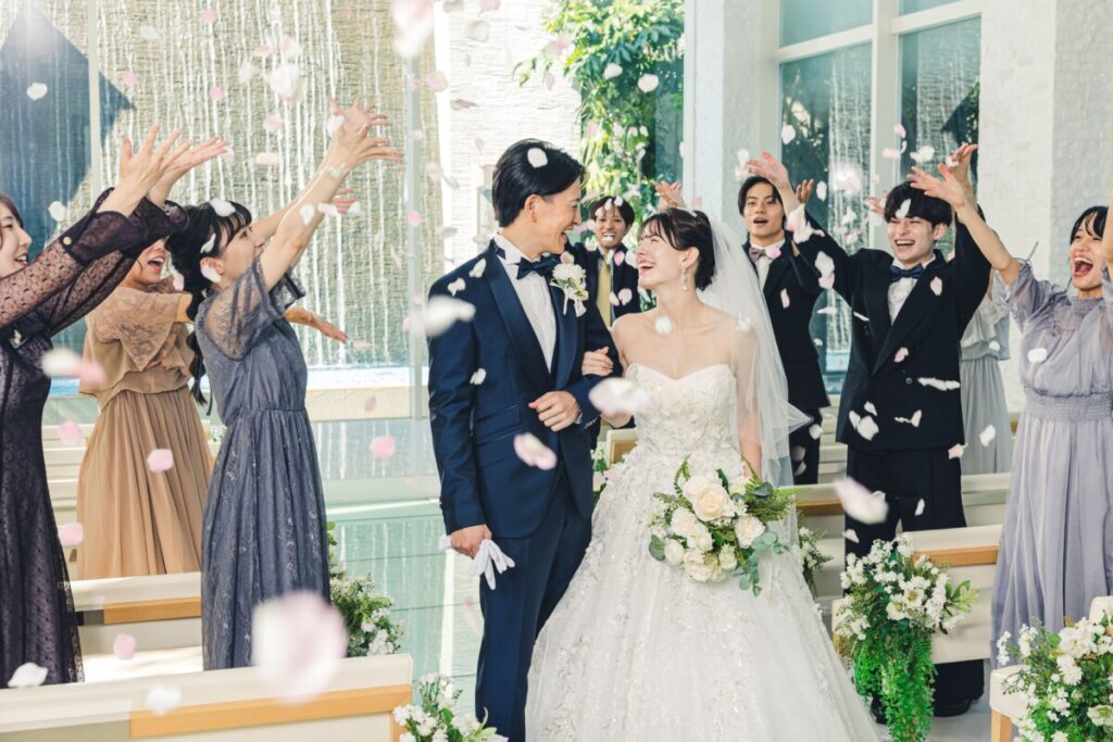 ラグシエナの挙式｜ゲストに祝福されるペタルシャワーの結婚式シーン（沼津・三島・富士エリア）