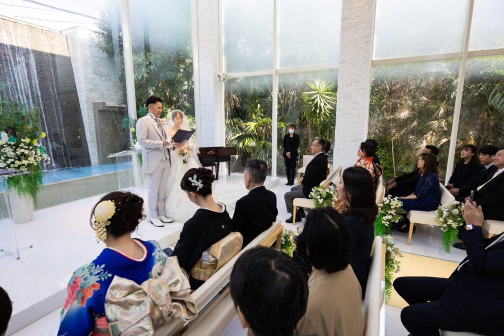 三島・沼津・富士エリアで人気のラグシエナの少人数婚・家族婚。親族中心の家族だけ 結婚式としても選ばれるアットホームな少人数 結婚式の様子。三嶋大社での神前式と組み合わせた和婚 少人数スタイルや会食婚にも最適。