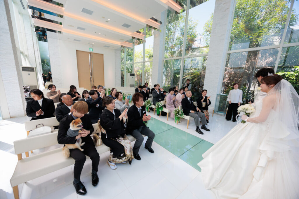 三島・沼津・富士エリアの結婚式場ラグシエナで行われた少人数婚・家族婚のチャペル挙式。自然光が差し込む空間で、新郎新婦がゲストに見守られながら誓いを交わすアットホームな家族だけ 結婚式や親族婚にも人気の少人数 結婚式スタイル。