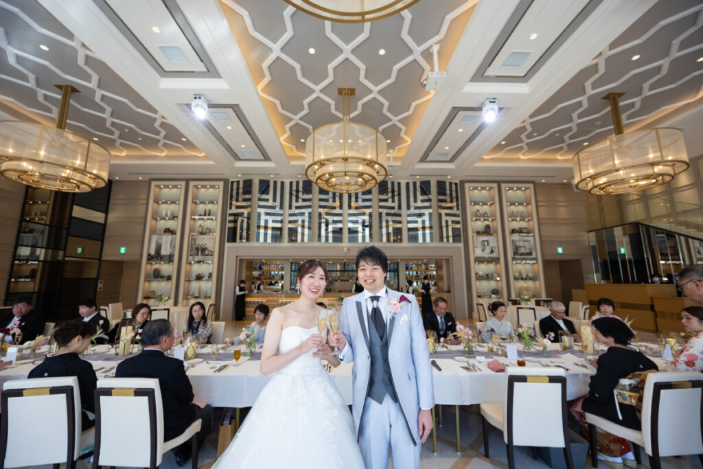 三島・沼津・富士エリアの結婚式場ラグシエナで行われた少人数婚・家族婚の披露宴。新郎新婦がゲストと乾杯を交わすアットホームな会食婚シーンで、家族だけ 結婚式や親族婚としても人気の少人数 結婚式スタイル。