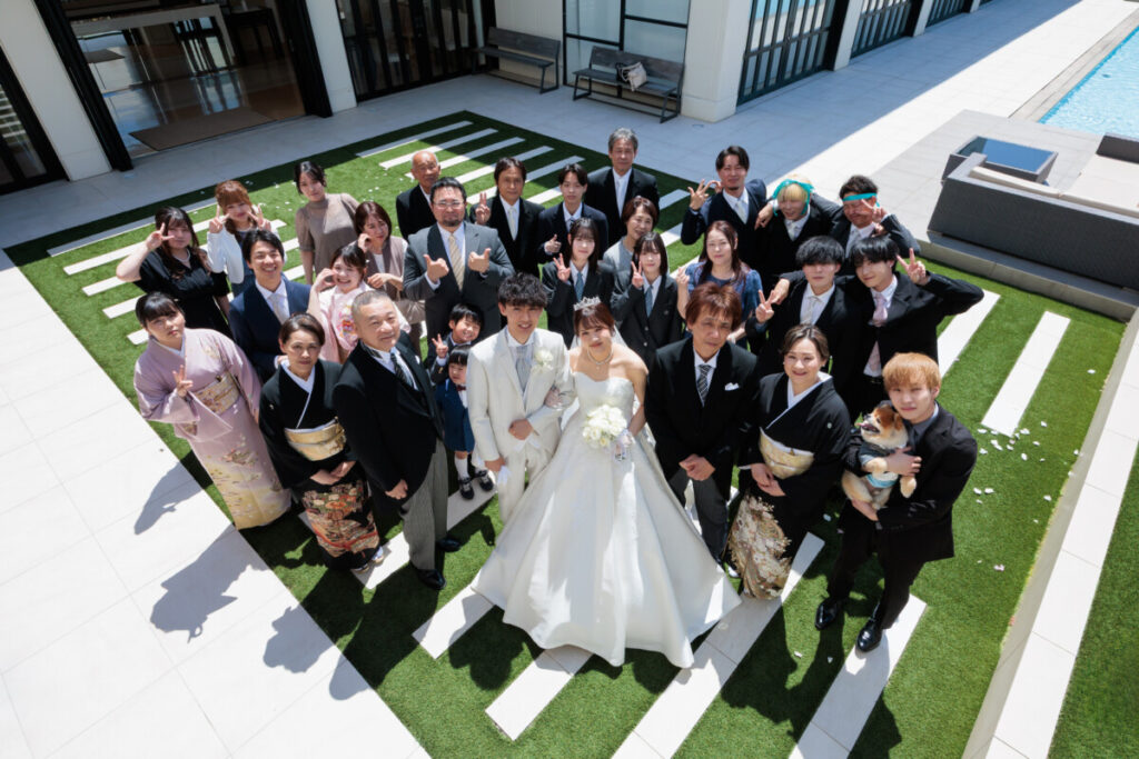三島・沼津・富士エリアの結婚式場ラグシエナで行われた少人数婚・家族婚の集合写真。新郎新婦を中心に家族や親族が並ぶアットホームな家族だけ 結婚式の様子で、親族婚や少人数 結婚式としても人気のスタイル。