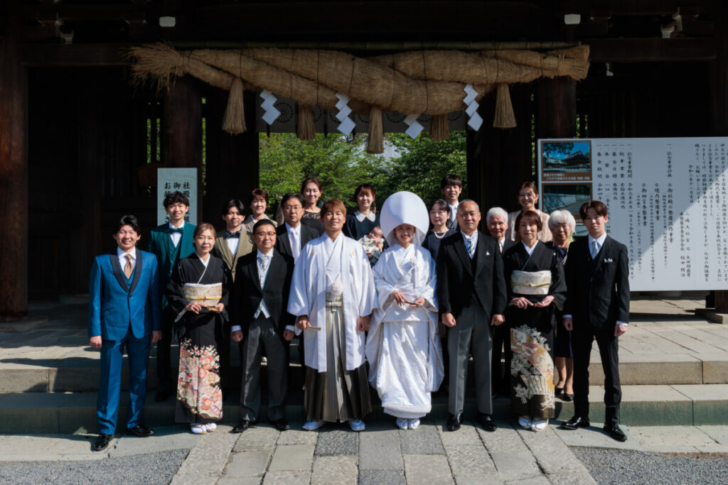 三島・沼津・富士で叶える少人数・家族婚。三嶋大社で新郎新婦と家族が並んで撮影した神前式の集合写真。