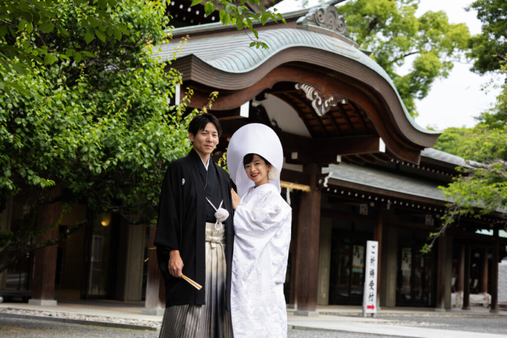 三嶋大社 結婚式の拝殿前ショット。白無垢と袴姿の新郎新婦が並ぶ和婚の象徴的な一枚で、披露宴へ続く厳かな雰囲気を伝える。