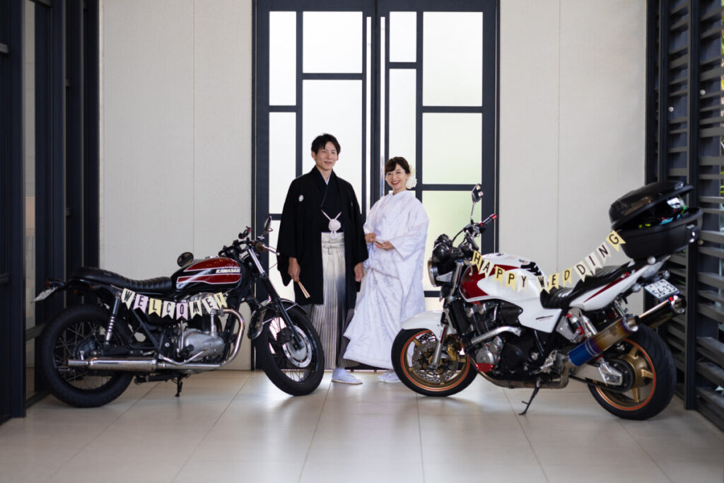 三嶋大社 結婚式後にラグシエナで撮影したバイクロケーションフォト。WELCOMEとHAPPY WEDDINGのバイクに挟まれた個性的な和婚ショット。
