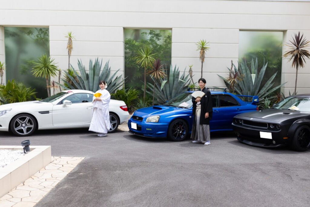 三嶋大社 結婚式後にラグシエナで撮影した車ロケーションフォト。白無垢と袴姿の新郎新婦が並ぶ個性的な一枚で、披露宴へ続く和婚の魅力を伝える。