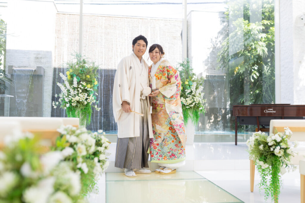三嶋大社 結婚式後に撮影したラグシエナのチャペルフォト。白無垢と色打掛がガラスのバージンロードに映える披露宴前の特別な一枚。