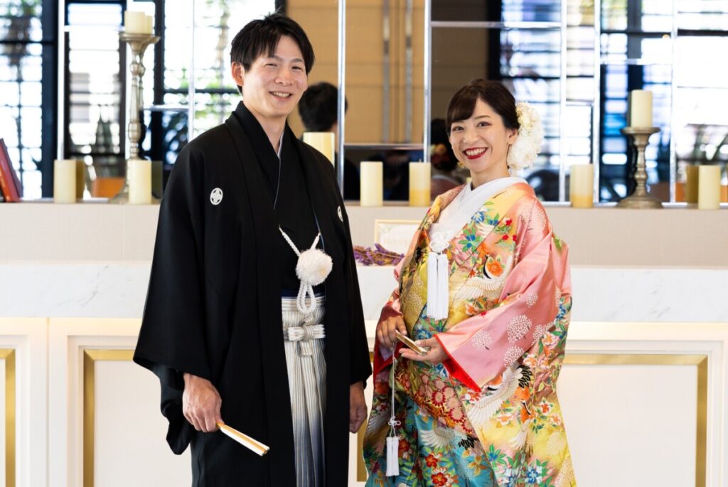 三嶋大社 結婚式後にラグシエナ館内で撮影した色打掛フォト。和婚の華やかさと披露宴の上質さを伝える一枚。