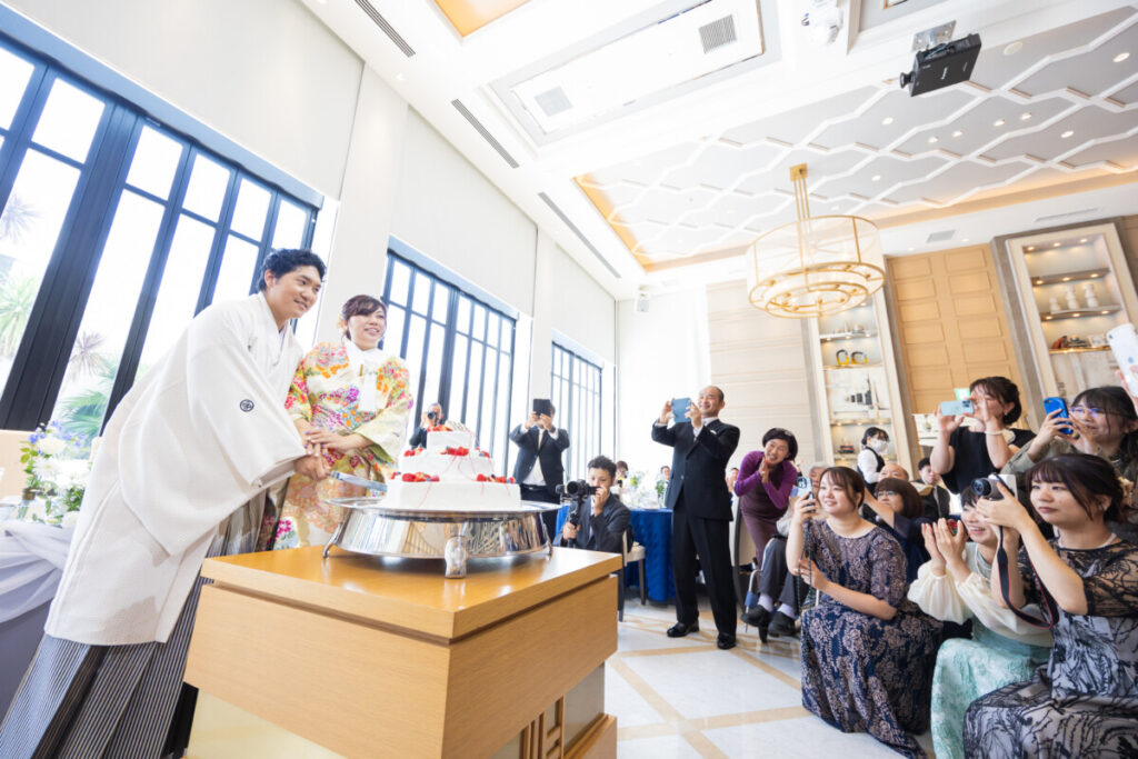 三嶋大社 結婚式後のラグシエナ披露宴でケーキ入刀を行う新郎新婦。白無垢と色打掛が映える華やかな披露宴シーン。