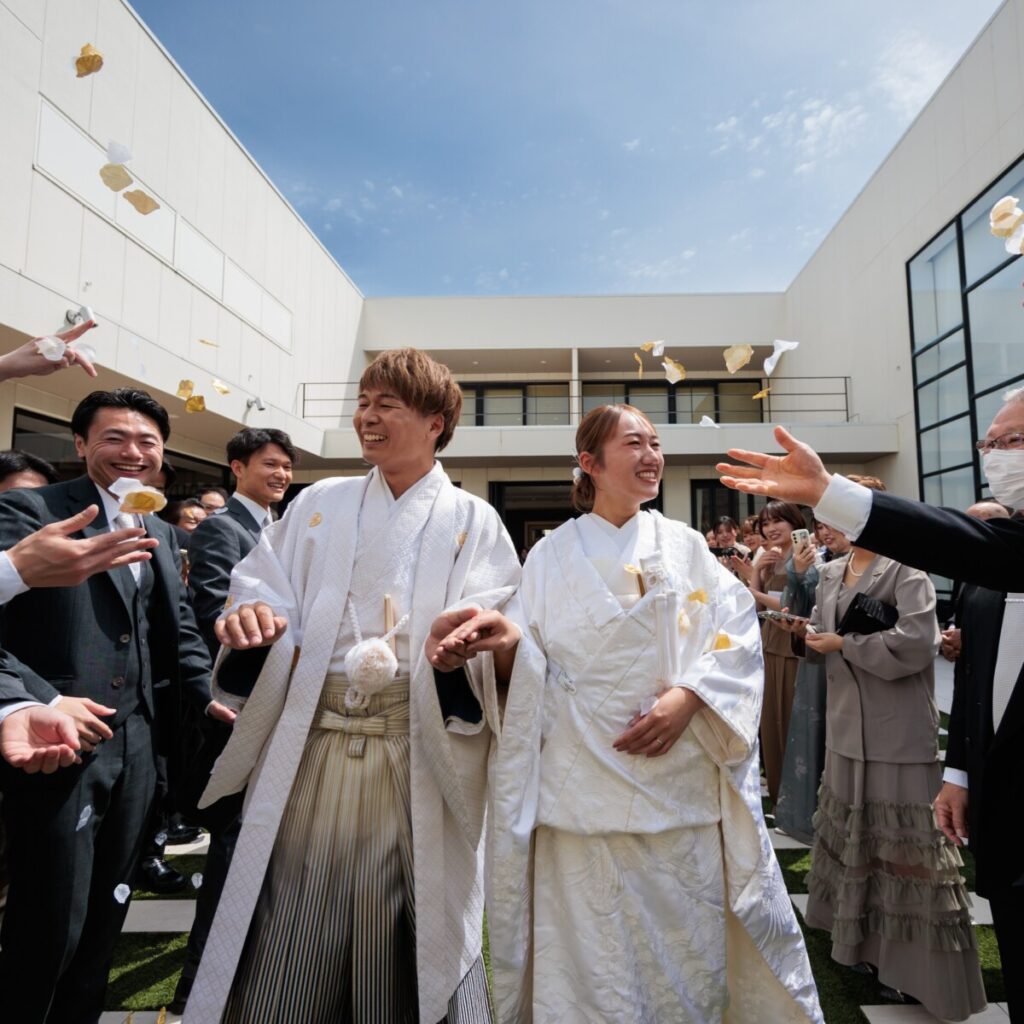 三嶋大社の神前式の厳かな雰囲気を象徴する和婚の一場面。白無垢の花嫁と新郎が参進し、伝統的な儀式が進む様子。挙式後はラグシエナで披露宴や会食が可能。