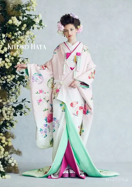 三嶋大社の結婚式で人気のラグシエナ和婚。KIYOKO HATA KH-4002ピンクの色打掛をまとった花嫁が、インショップのドレスサロンで選んだ和装を美しく着こなす姿。